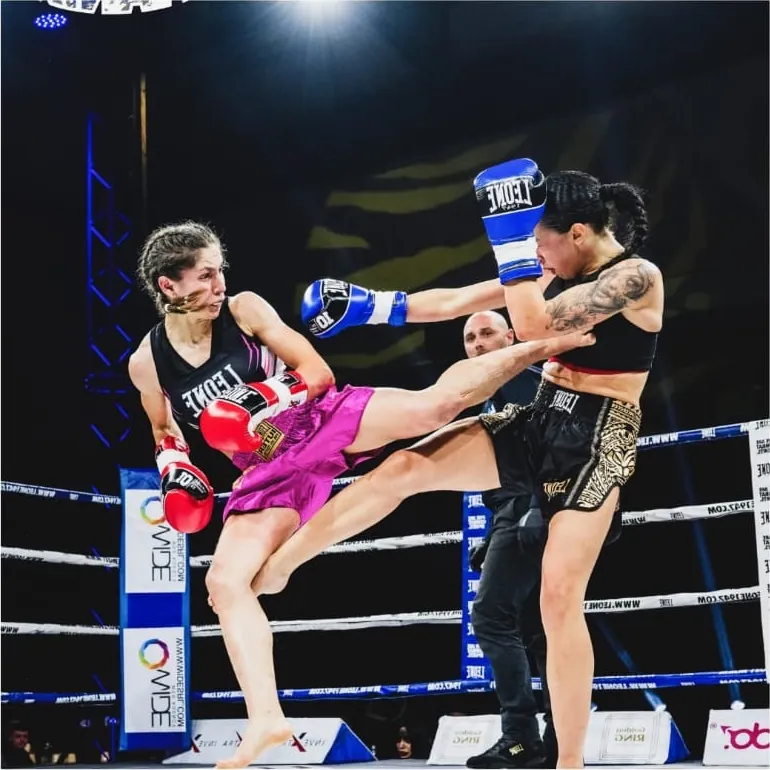Alessia Muroni colpisce con un calcio alto l’avversaria durante un incontro di kickboxing