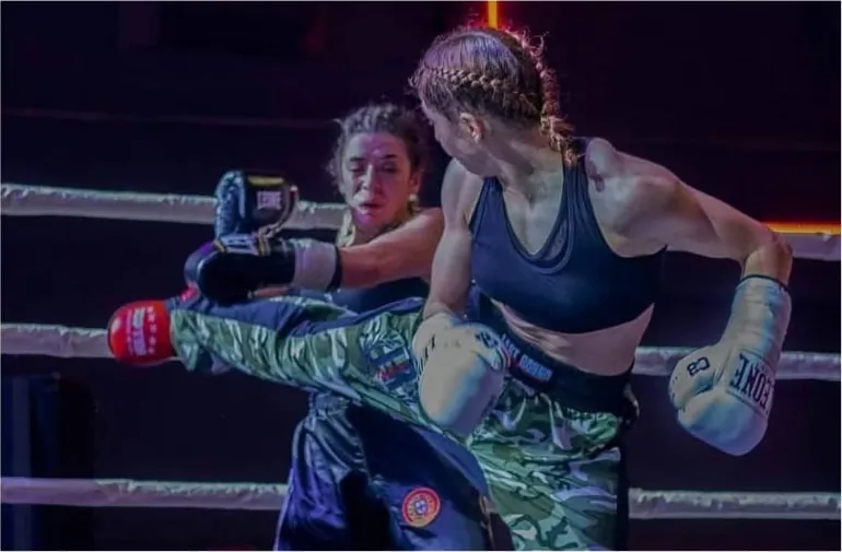 Alessia Muroni calcia al corpo l’avversaria durante un incontro di kickboxing