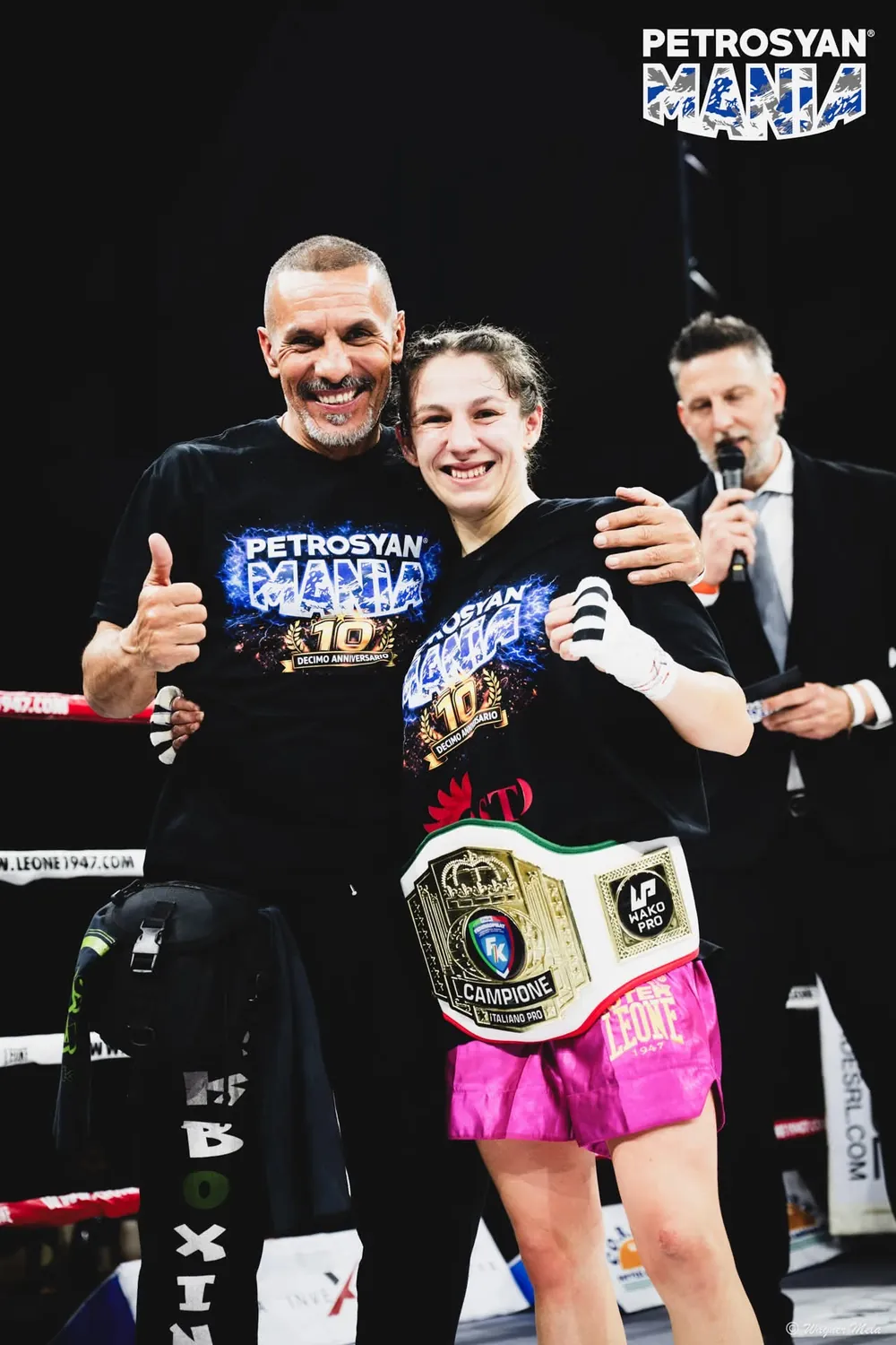 Alessia Muroni abbracciata dal suo maestro Lucio Pedana, con la cintura di Campione Italiano PRO WAKO PRO sul ring