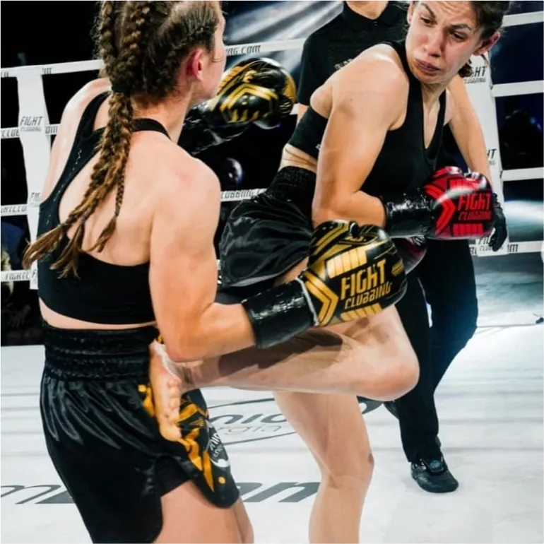 Alessia Muroni con i guantoni rossi blocca l’avversaria durante un incontro di kickboxing