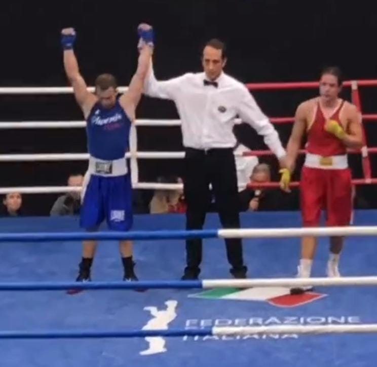 Andrea Durazzi con il braccio alzato dall’arbitro dopo un incontro di pugilato
