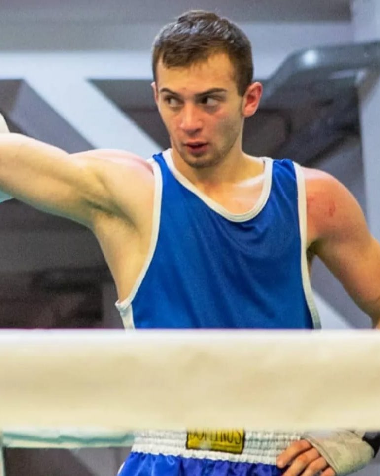 Andrea Durazzi, istruttore di pugilato, sul ring con la canotta blu