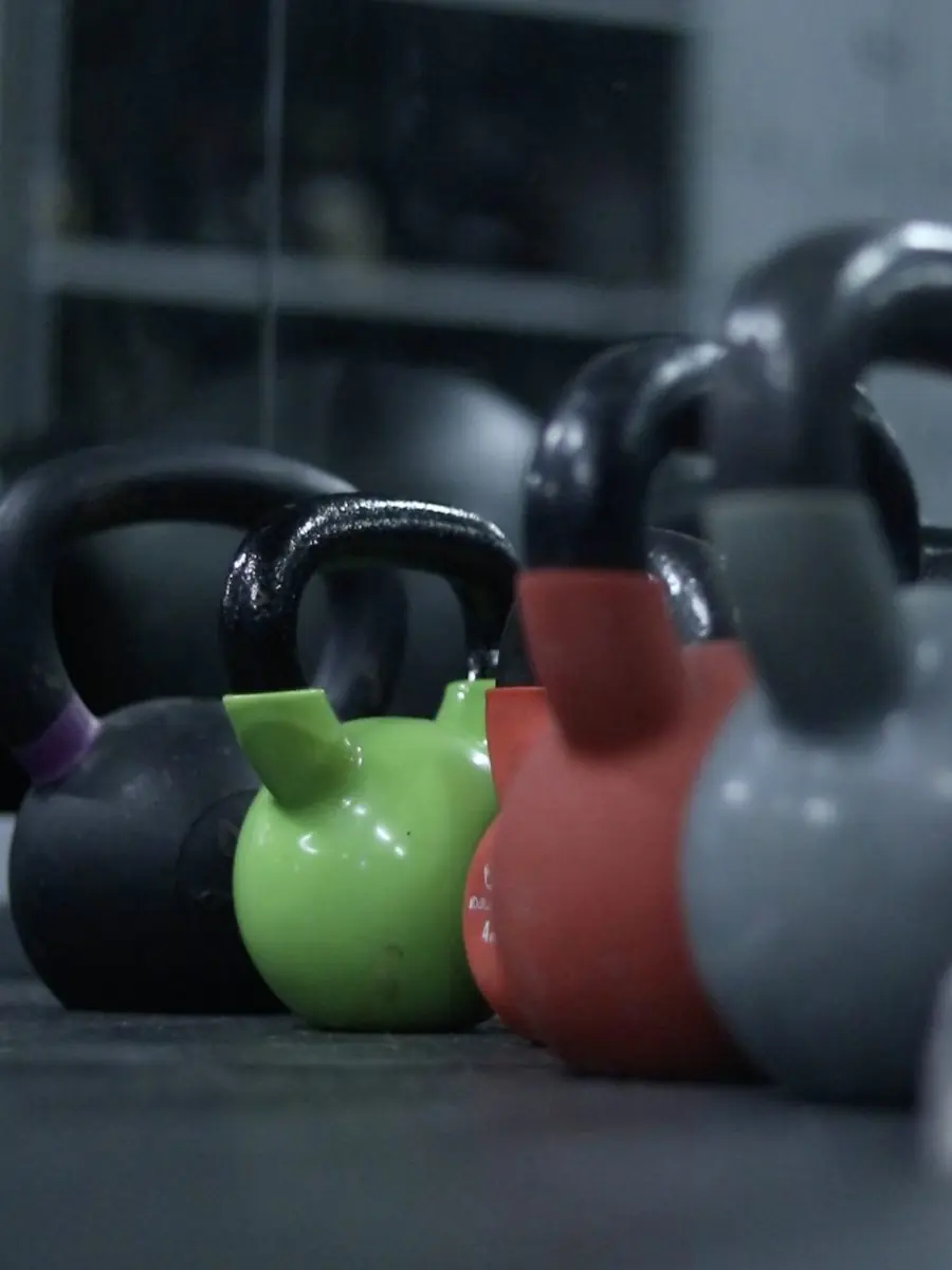 Kettlebell colorate in sala functional, MedusA Gym Roma Cinecittà