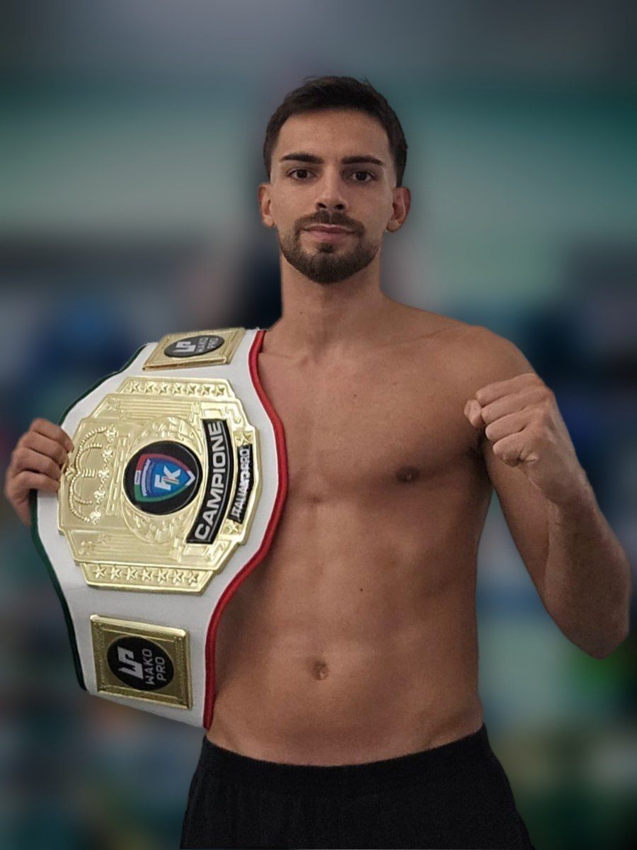 Giuseppe Rogandelli, campione italiano di full contact WAKO PRO, con la cintura