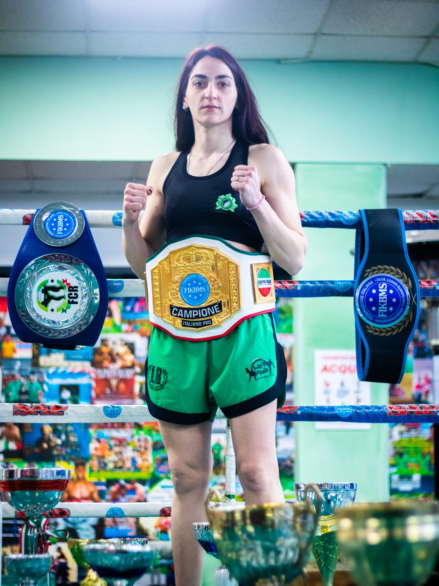 Marika Pagliaroli, campionessa PRO italiana e internazionale di kickboxing, con la cintura sul ring