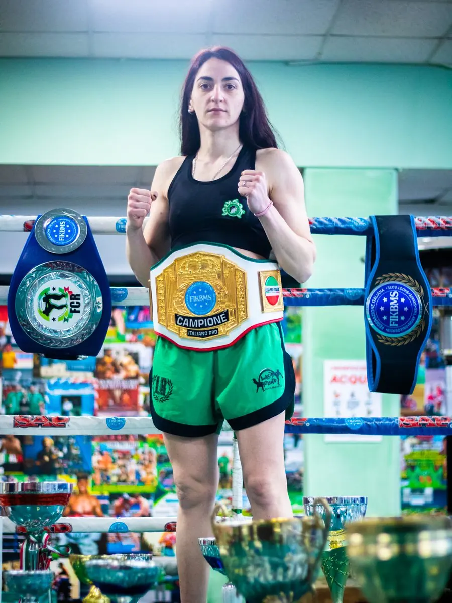 Marika Pagliaroli, campionessa PRO italiana e internazionale di kickboxing, con la cintura sul ring