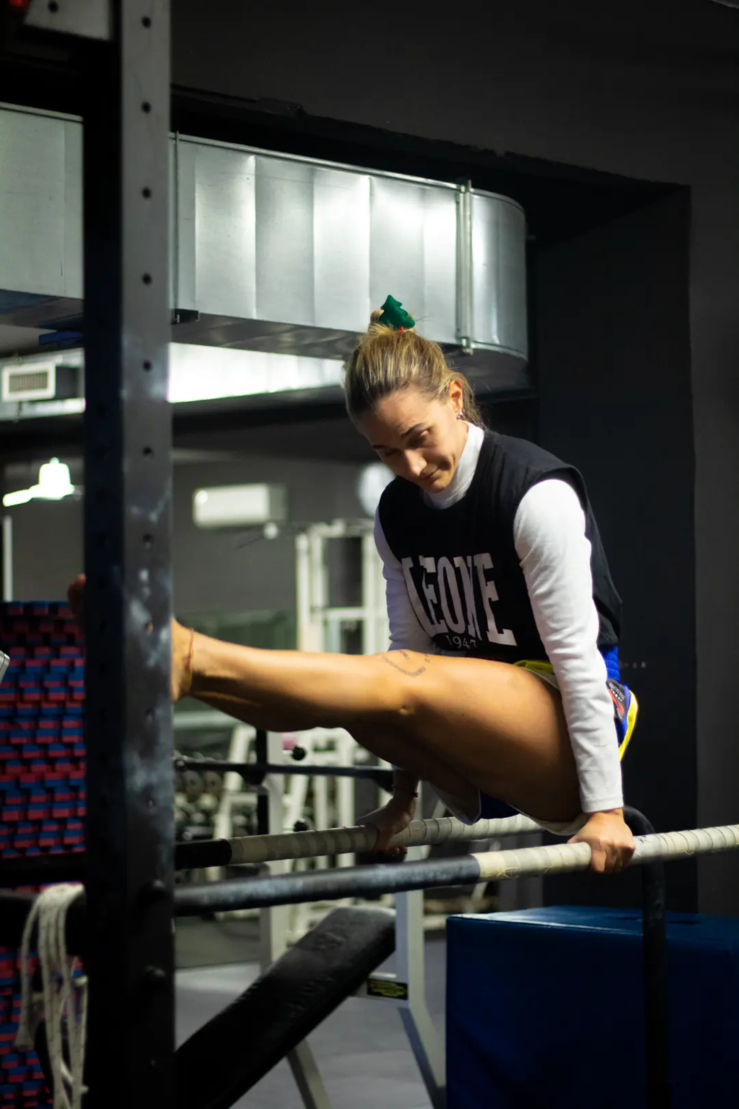 Allieva esegue una tenuta alle parallele nel corso di calisthenics