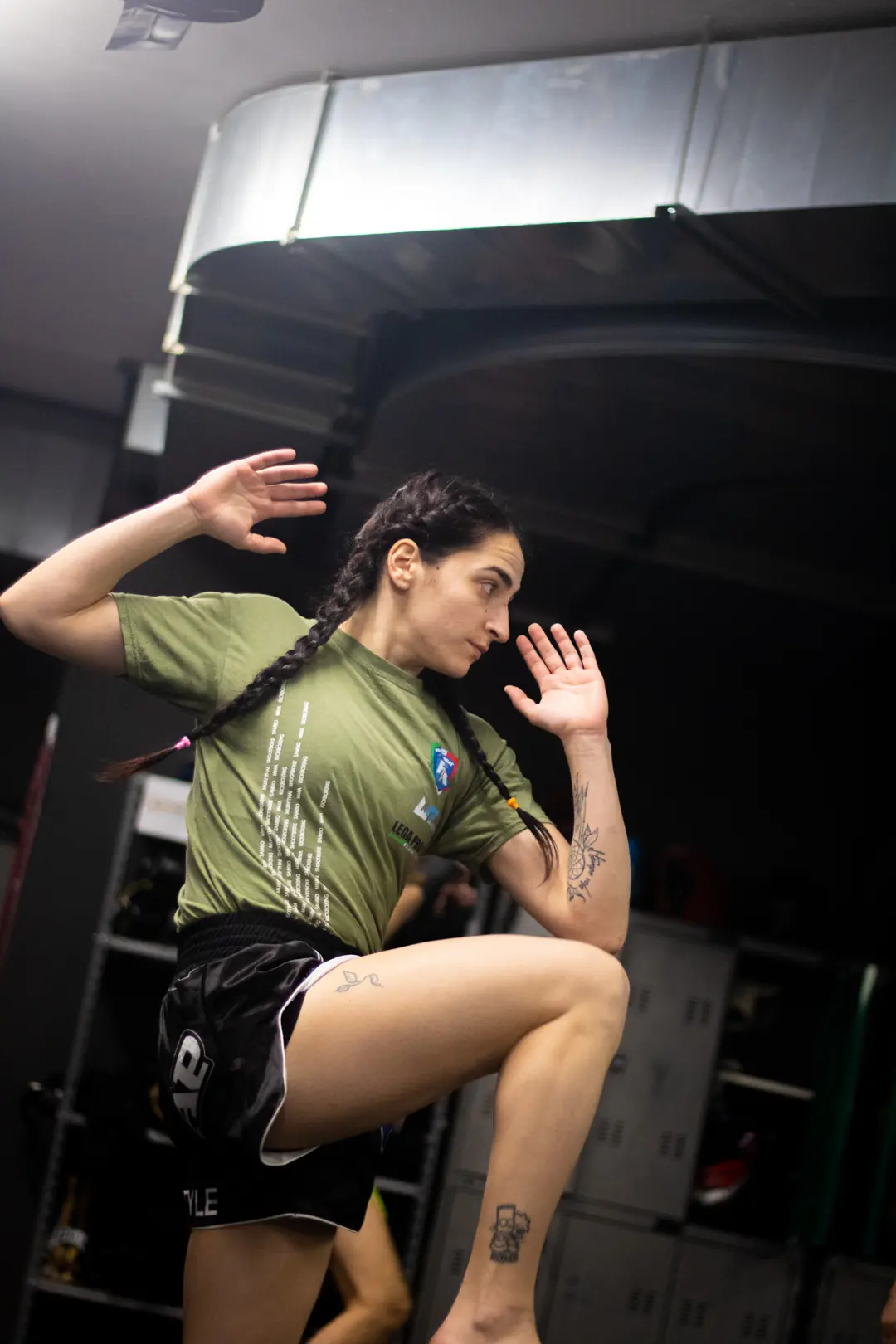 Atleta di kickboxing in guardia con ginocchio alto