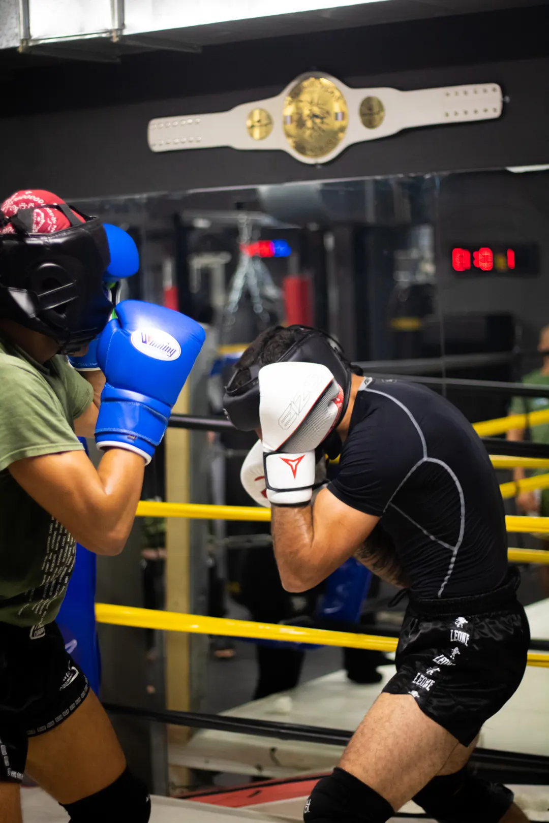 Sparring di kickboxing sul ring con casco e guantoni, Team Last Round