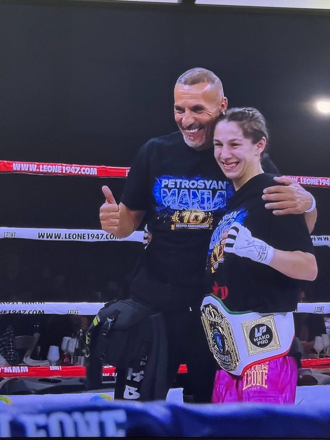 Lucio Pedana abbraccia una sua atleta campionessa sul ring