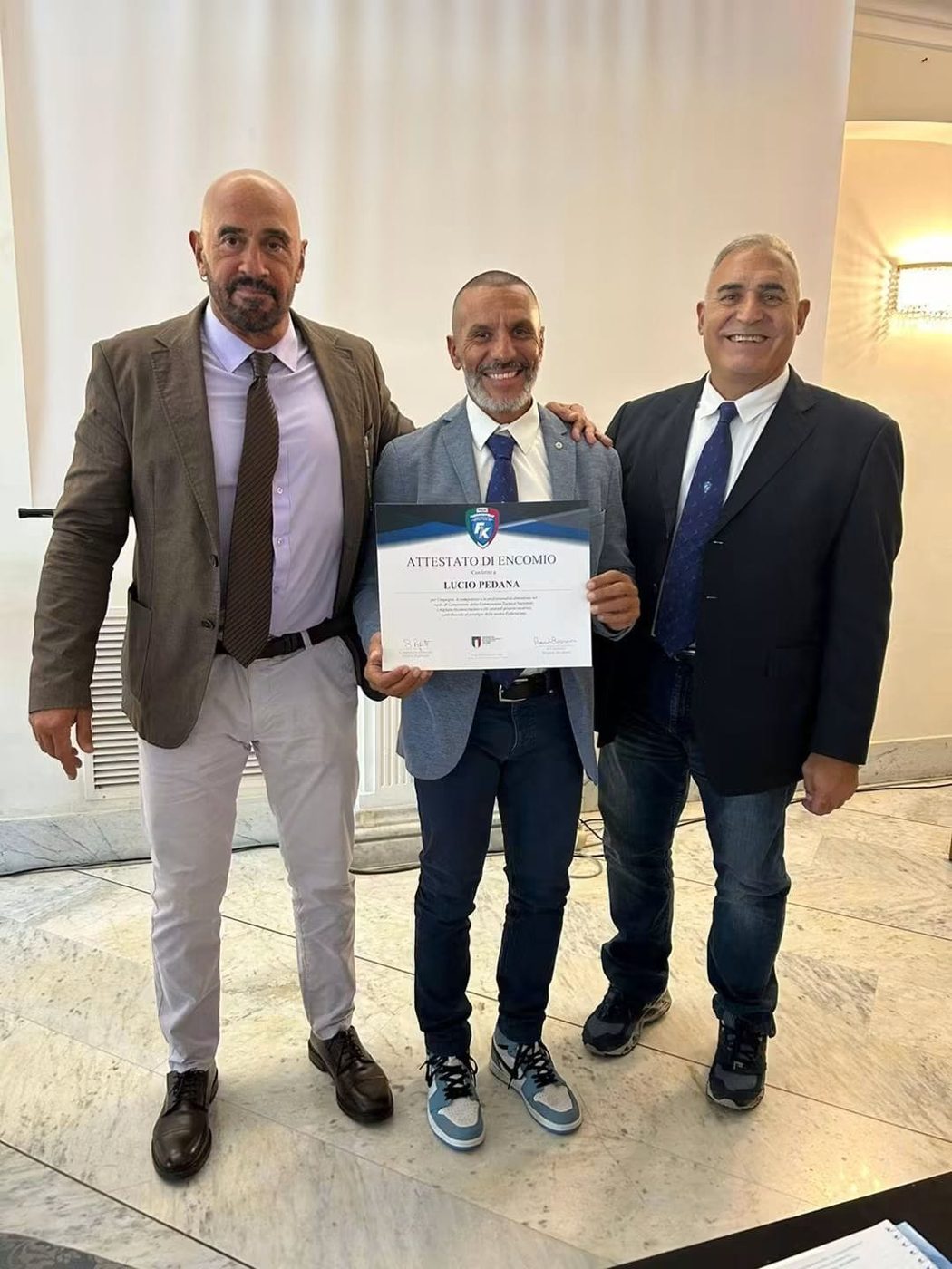 Lucio Pedana con l’attestato di encomio della Federazione per l’impegno e la competenza nella Commissione Tecnica Nazionale