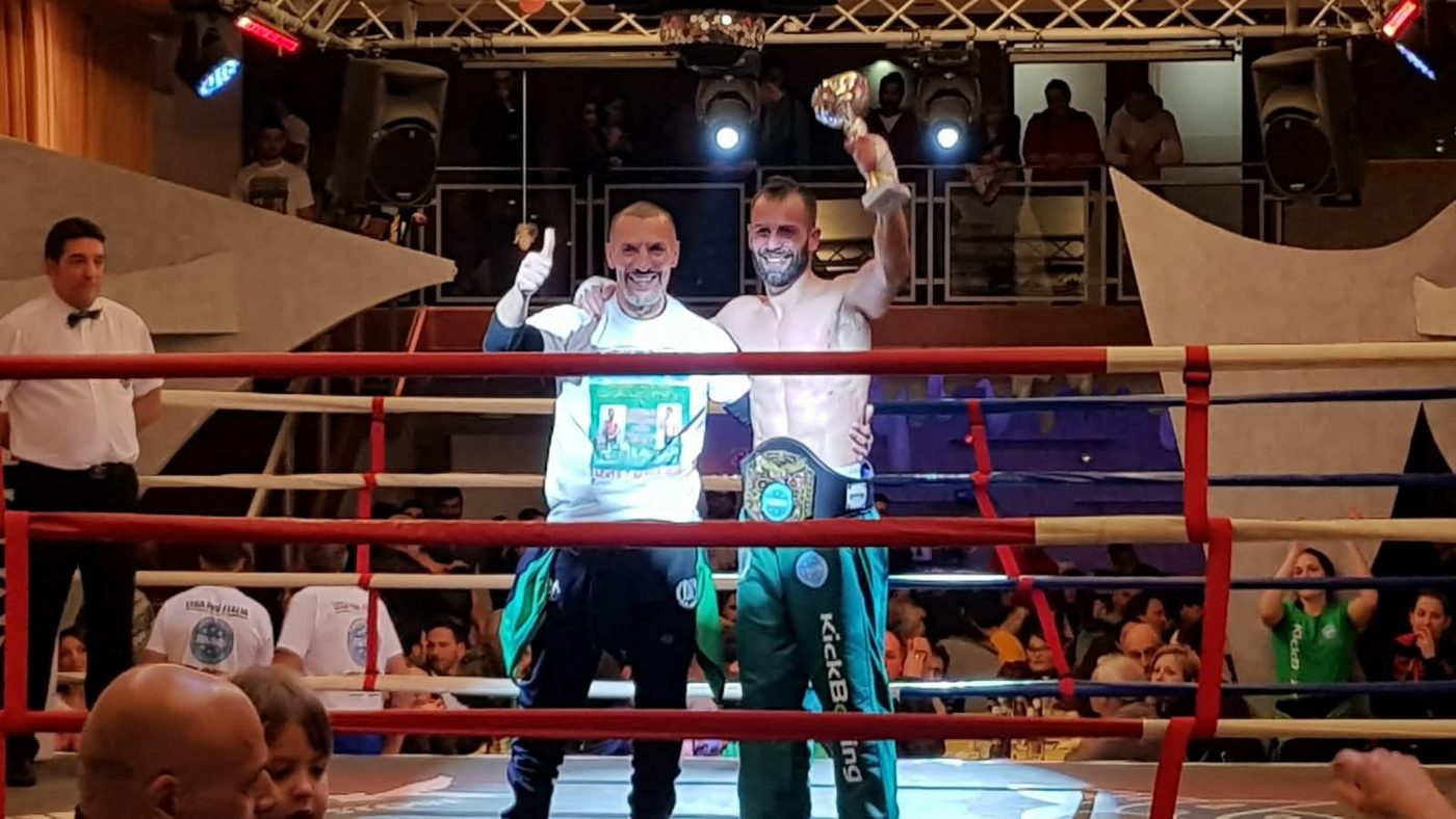 Lucio Pedana sul ring con un atleta del Team Last Round che alza coppa e cintura