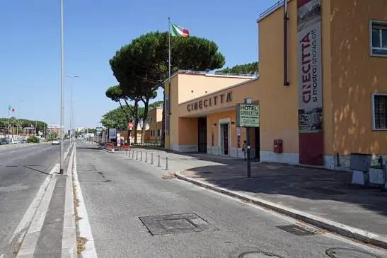 Via Tuscolana all’altezza degli studi di Cinecittà, Roma