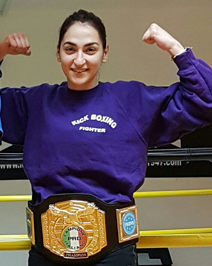 Marika Pagliaroli con la cintura di Campione Italiano PRO di kickboxing