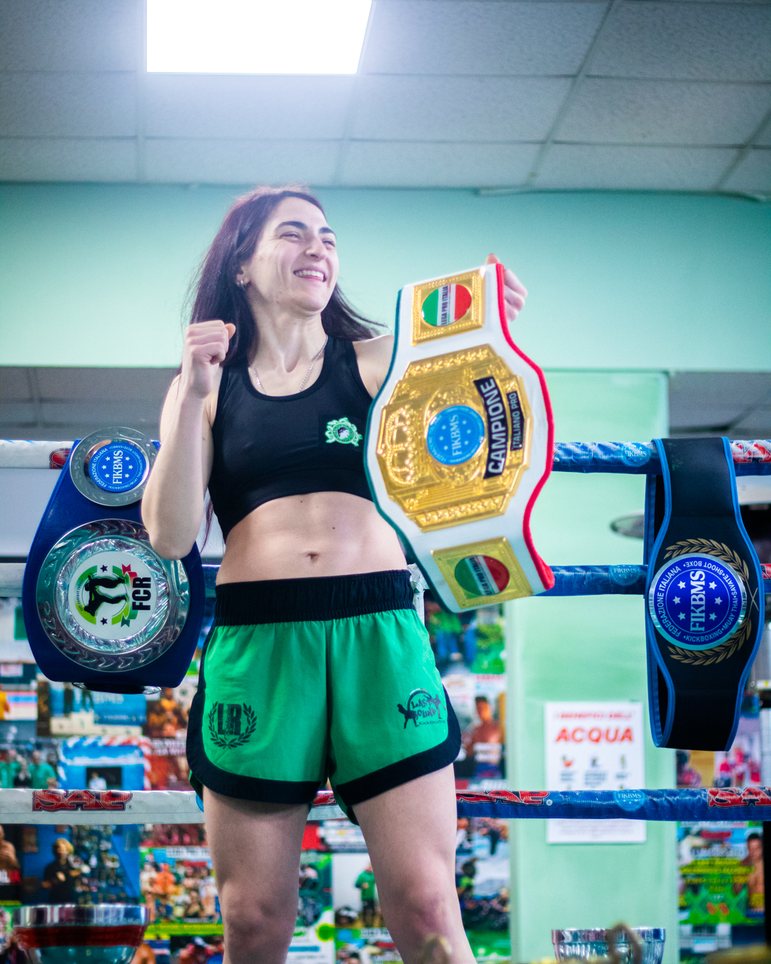 Marika Pagliaroli, campionessa PRO di kickboxing, con le cinture sul ring