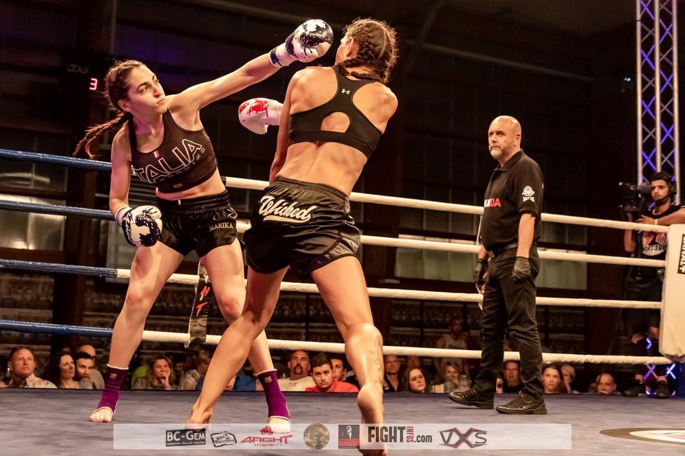 Marika Pagliaroli mette a segno un diretto sinistro durante un incontro PRO di kickboxing