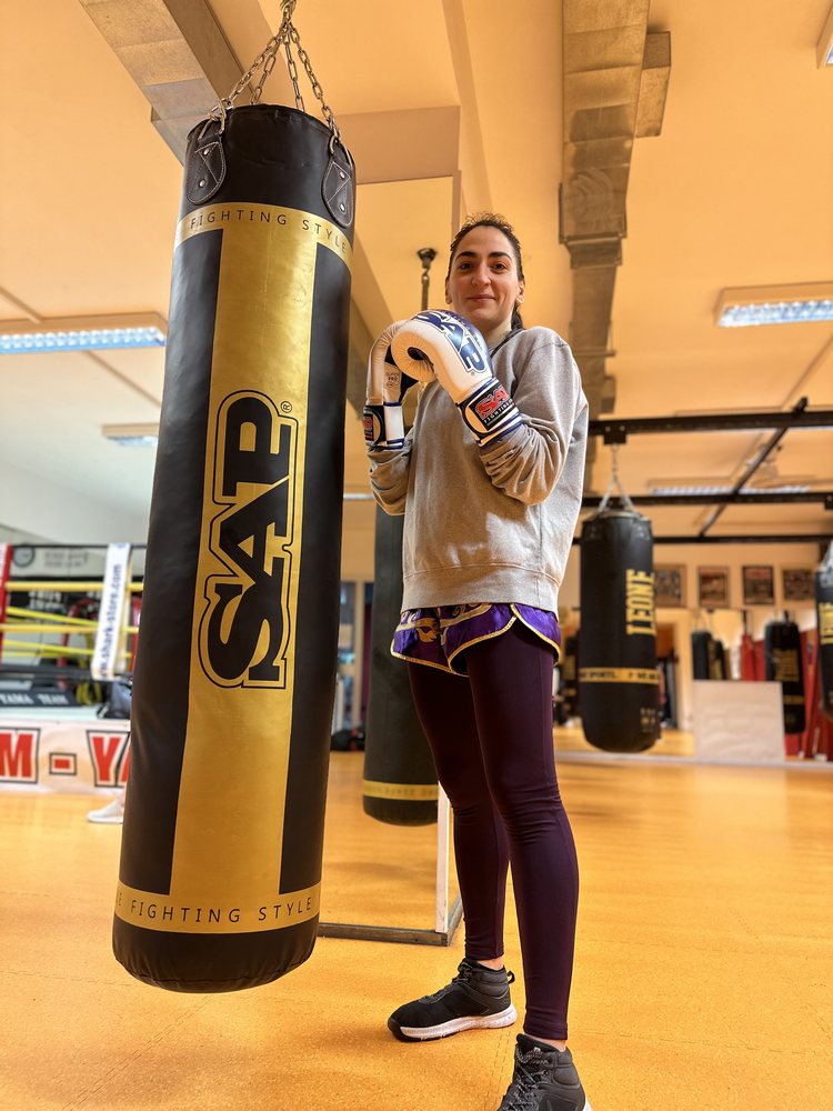 Marika Pagliaroli in guardia ai sacchi della palestra