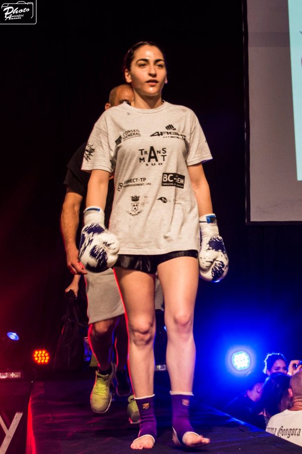 Marika Pagliaroli sale sul ring con i guantoni e la maglia del team