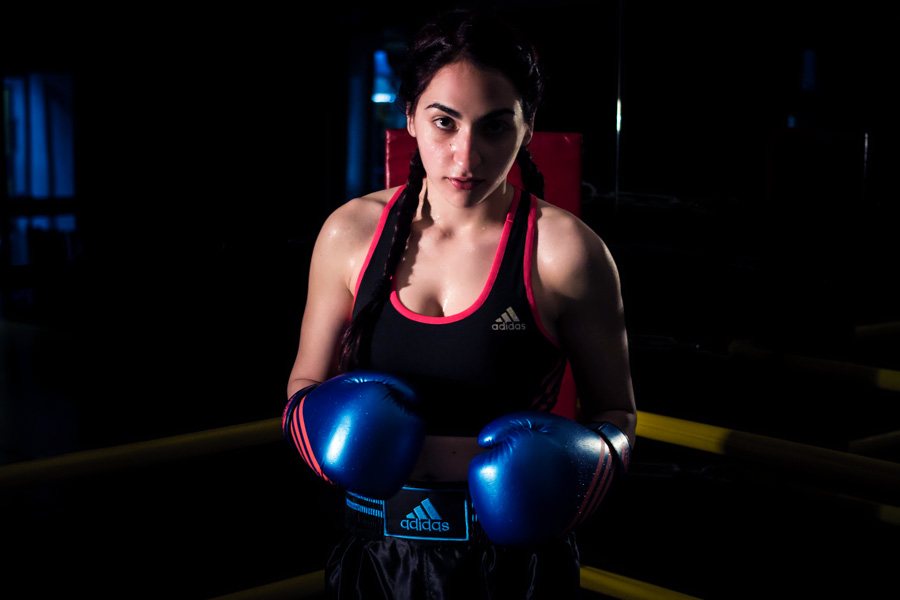 Ritratto di Marika Pagliaroli con i guantoni blu sul ring