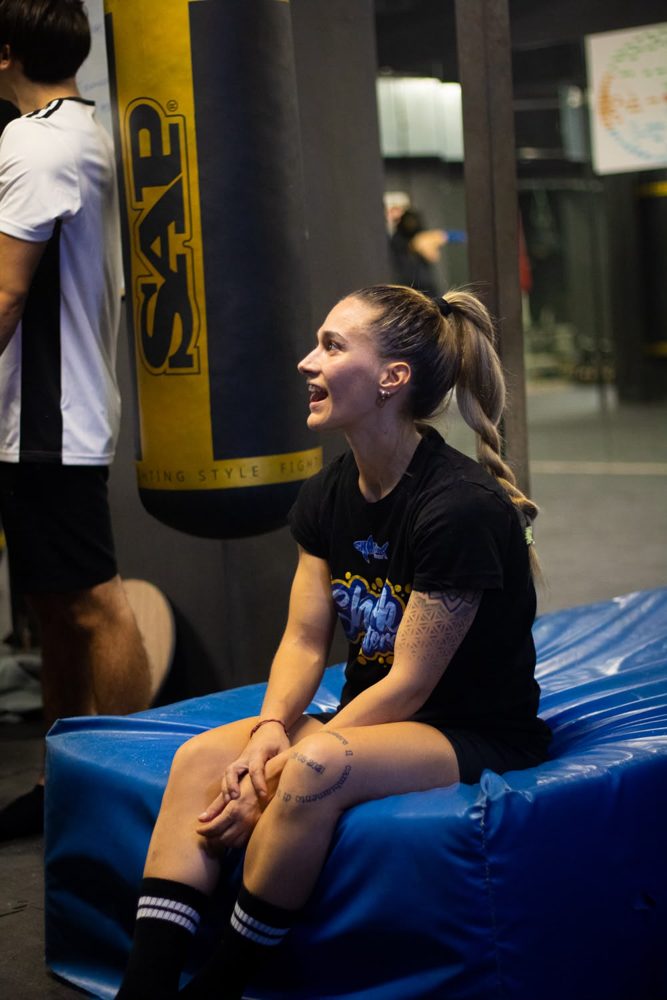 Yvonne Rivellini seduta in palestra durante la lezione